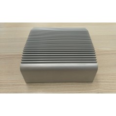 Nuc industriale fanless 7th generation i3 / i5, con supporto Intel Optane ed ssd/hdd 2,5". Slim design