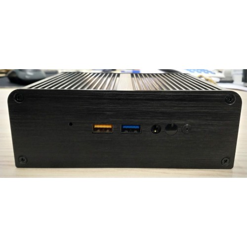 Nuc industriale fanless 7th generation i3 / i5, con supporto Intel Optane ed ssd/hdd 2,5". Slim design